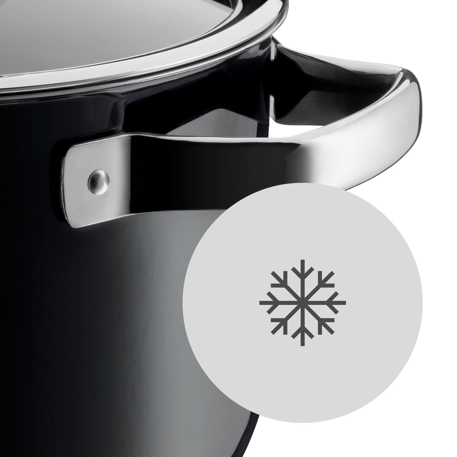 Nahaufnahme eines schwarzen Woks mit silbernem Griff und einem Schneeflockensymbol, das auf die Eignung für niedrige Temperaturen hinweist.