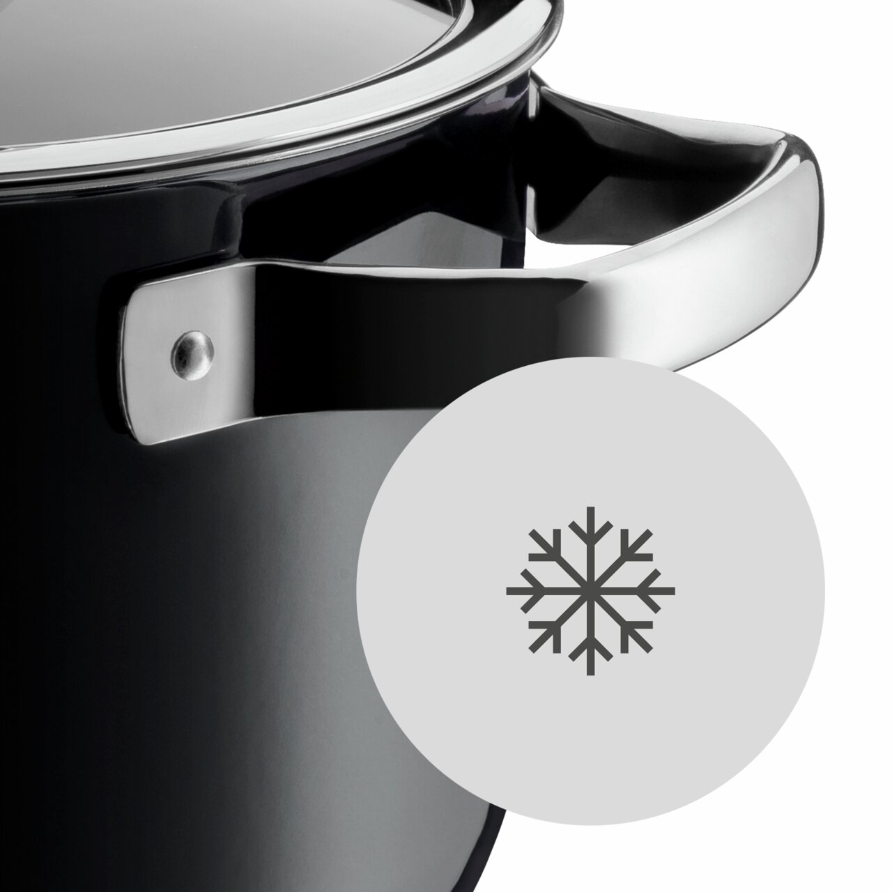 Nahaufnahme eines schwarzen Woks mit silbernem Griff und einem Schneeflockensymbol, das auf die Eignung für niedrige Temperaturen hinweist.
