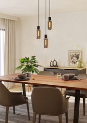 Moderne Pendelleuchte mit drei hängenden Glühbirnen über einem Esstisch, seitliche Perspektive.