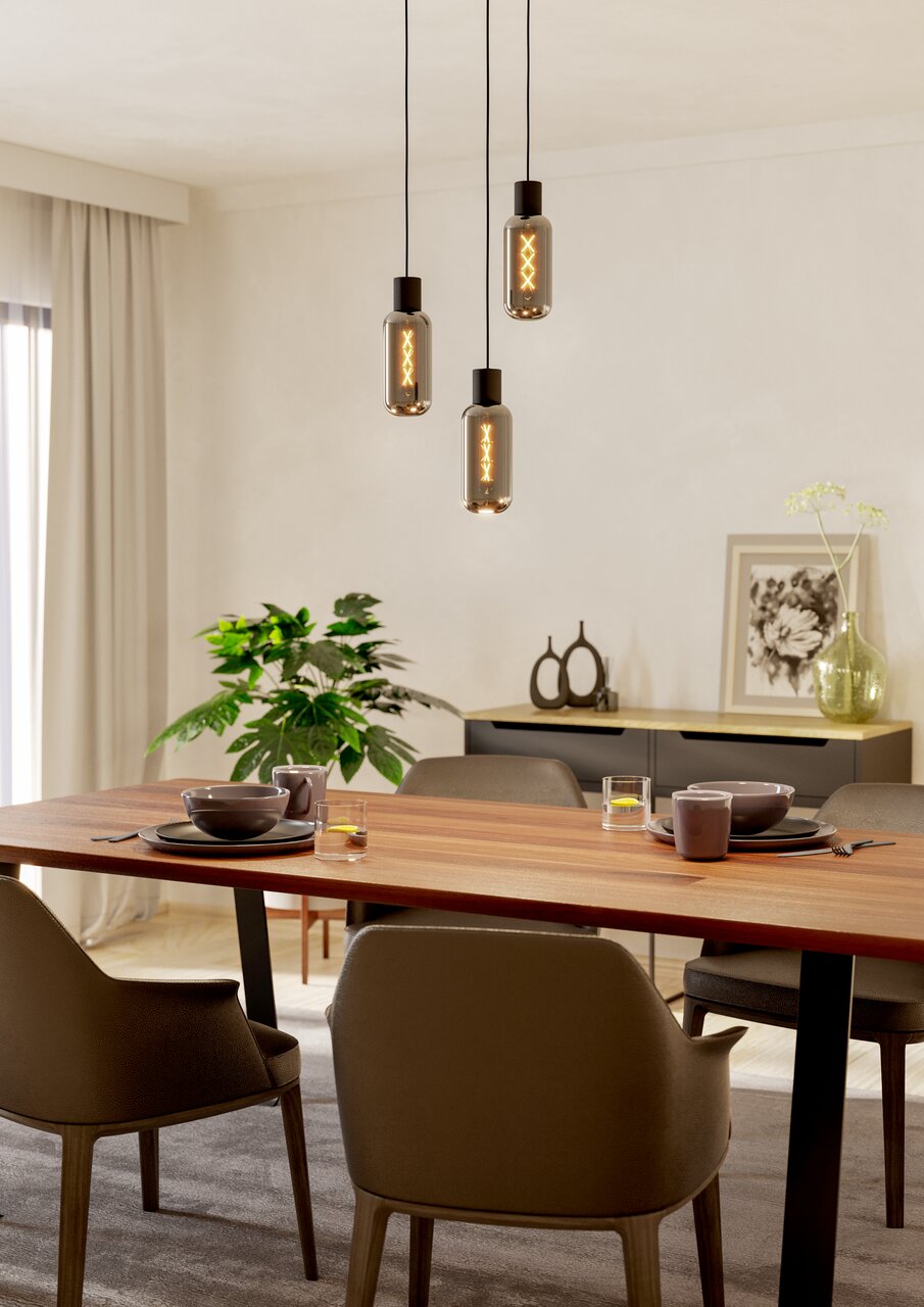 Eglo Leuchten Pendelleuchte MAIONE Moderne Pendelleuchte mit drei hängenden Glühbirnen über einem Esstisch, seitliche Perspektive.