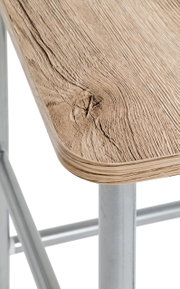 Detailaufnahme aus leicht schräger Perspektive von einer Tischplatte in heller Holzoptik mit abgerundeter Kante und sichtbarer Maserung auf einem silbernen Metallgestell