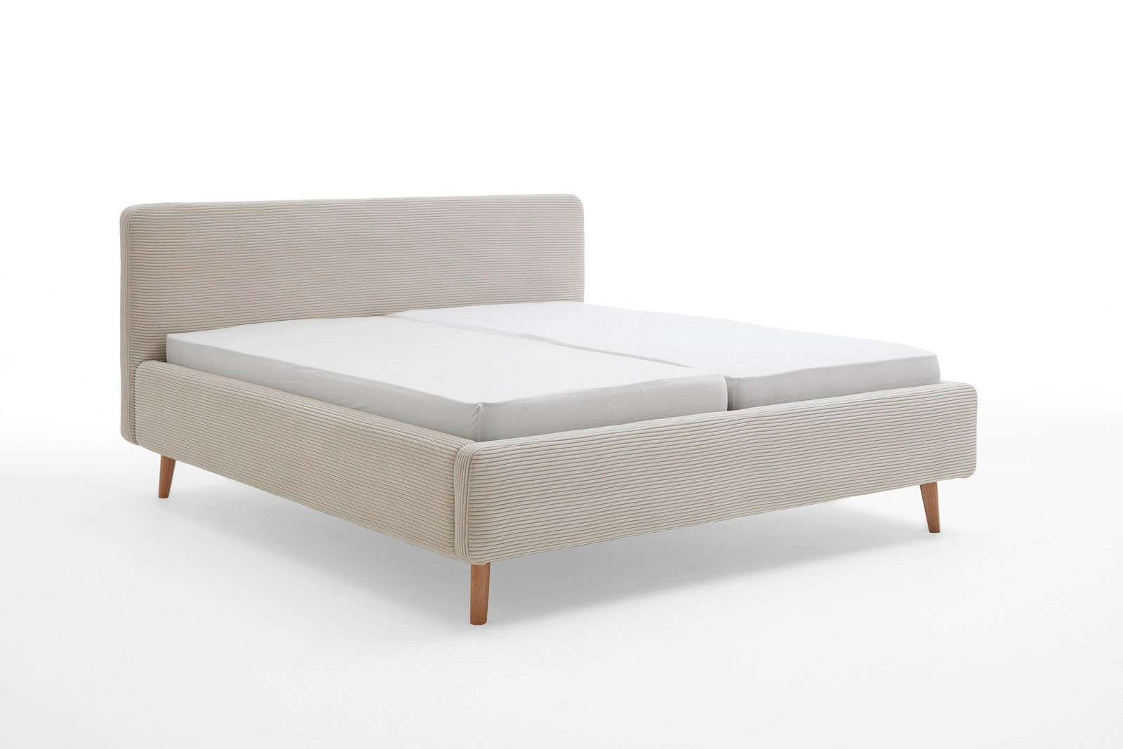 Seitliche Ansicht eines modernen Polsterbetts mit hellem Stoffbezug und Holzfüßen.