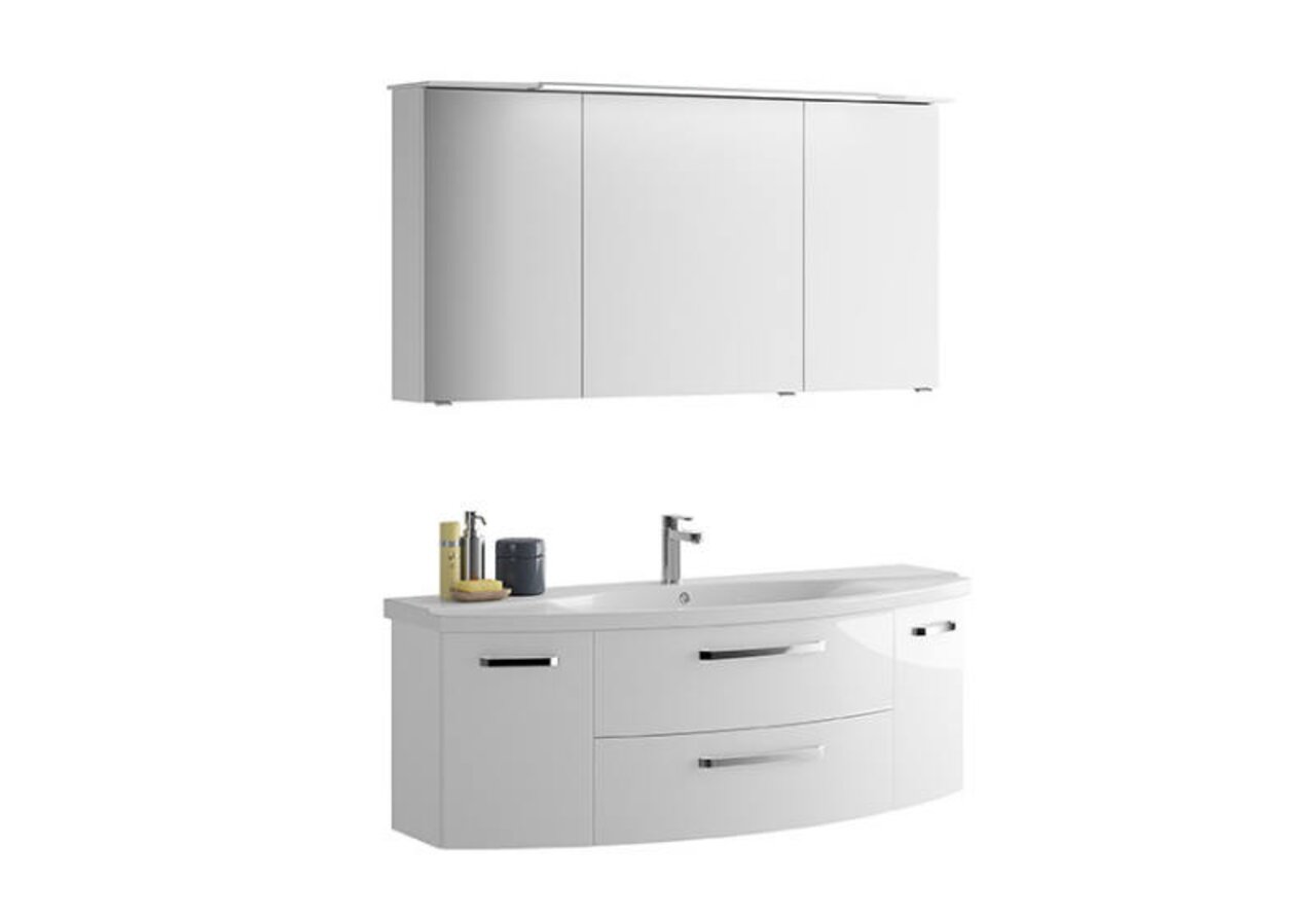 Moderne Badkombination in Weiß mit Spiegelschrank und Waschbeckenunterschrank, Frontalansicht