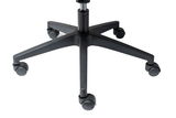 Blick von oben auf das schwarze Fußkreuz eines Drehstuhls mit fünf Rollen.