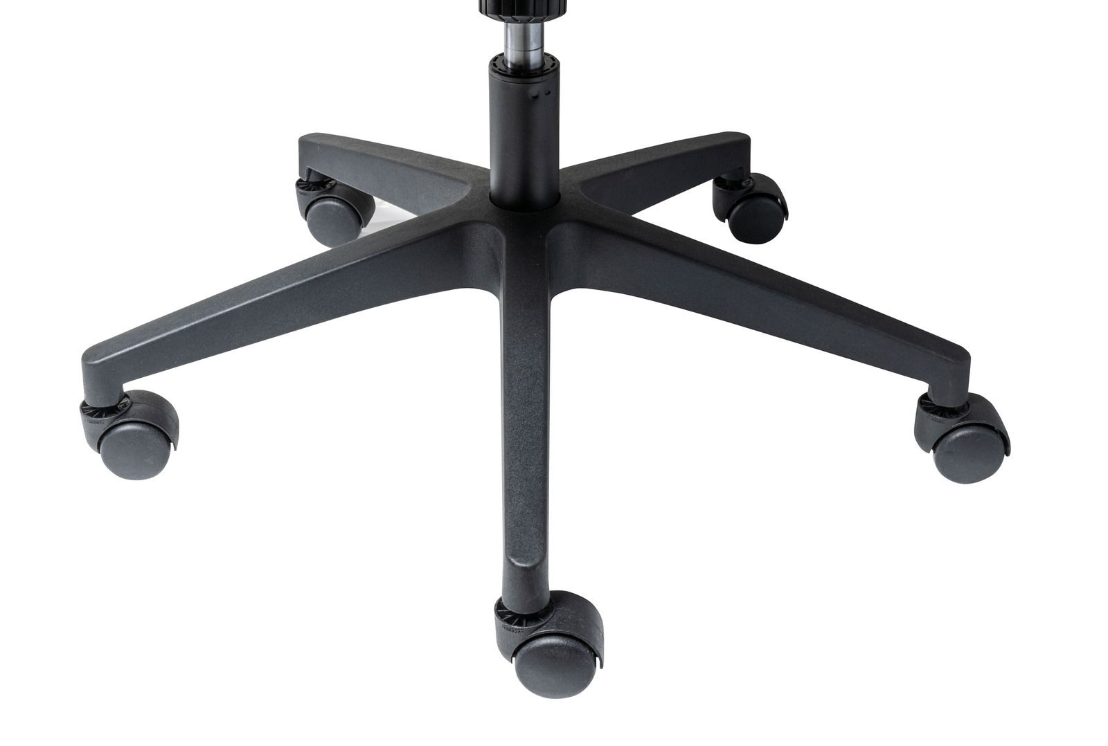 Blick von oben auf das schwarze Fußkreuz eines Drehstuhls mit fünf Rollen.