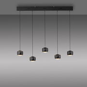 Moderne Pendelleuchte mit fünf schwarzen, kugelförmigen Lampenschirmen, die an dünnen Kabeln von einer rechteckigen Deckenhalterung hängen. Seitenansicht.