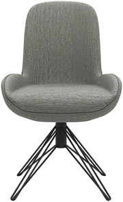 Moderner grauer Stuhl mit gepolsterter Sitzfläche und schwarzem Metallgestell, Frontalansicht.