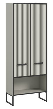 Moderner Hochschrank mit vertikalen Streifen auf den Türen, in einer schrägen Perspektive von vorne gezeigt.