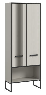 Moderner Hochschrank mit vertikalen Streifen auf den Türen, in einer schrägen Perspektive von vorne gezeigt.
