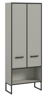 Moderner Hochschrank mit vertikalen Streifen auf den Türen, in einer schrägen Perspektive von vorne gezeigt.