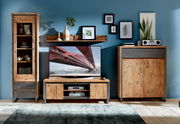 Wohnzimmermöbel-Set in Holzoptik mit Vitrine, TV-Board und Highboard, frontal betrachtet.