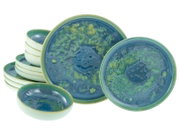 Keramik-Geschirrset mit blau-grün reaktiver Glasur, bestehend aus Tellern und Schalen, in leicht schräger Vorderansicht auf weißem Hintergrund