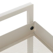 Detailaufnahme einer weißen Metallablage mit Gitterboden und Griff, Perspektive schräg von oben auf die Ecke mit Schraubverbindung
