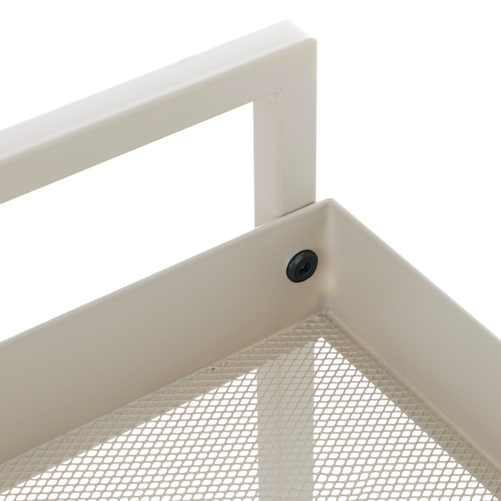 Detailaufnahme einer weißen Metallablage mit Gitterboden und Griff, Perspektive schräg von oben auf die Ecke mit Schraubverbindung