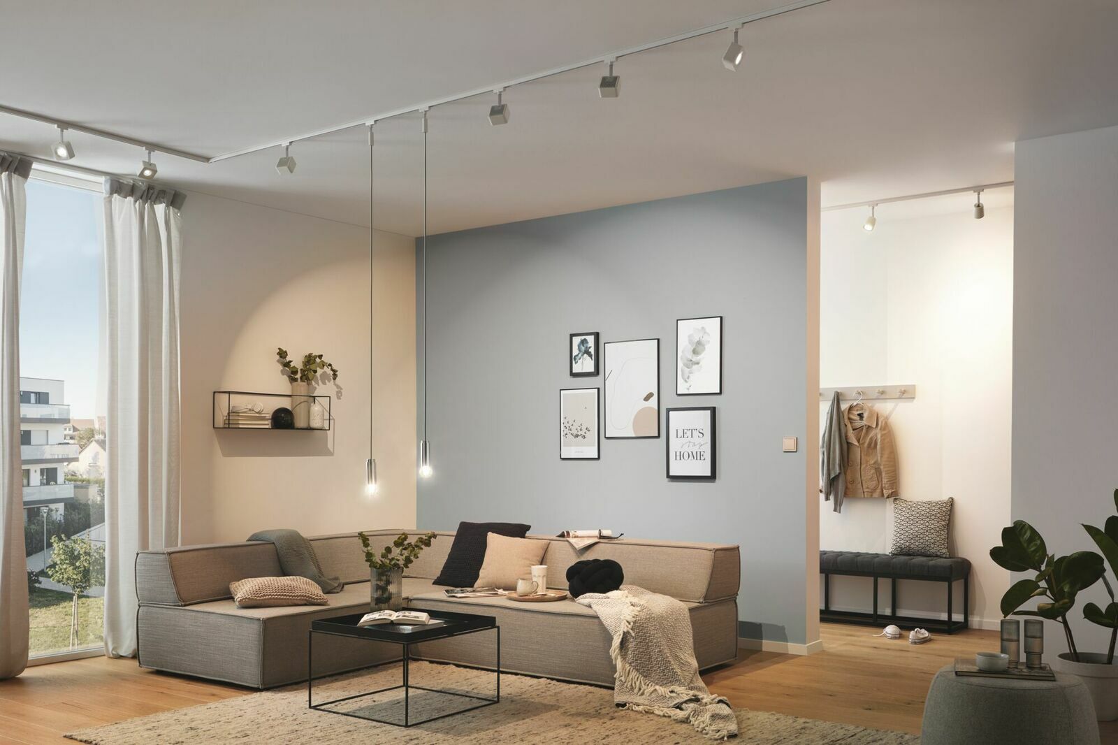 Moderne Wohnzimmerbeleuchtung mit LED-Leuchtmitteln in einer gemütlichen Sitzecke, Perspektive von der Seite.
