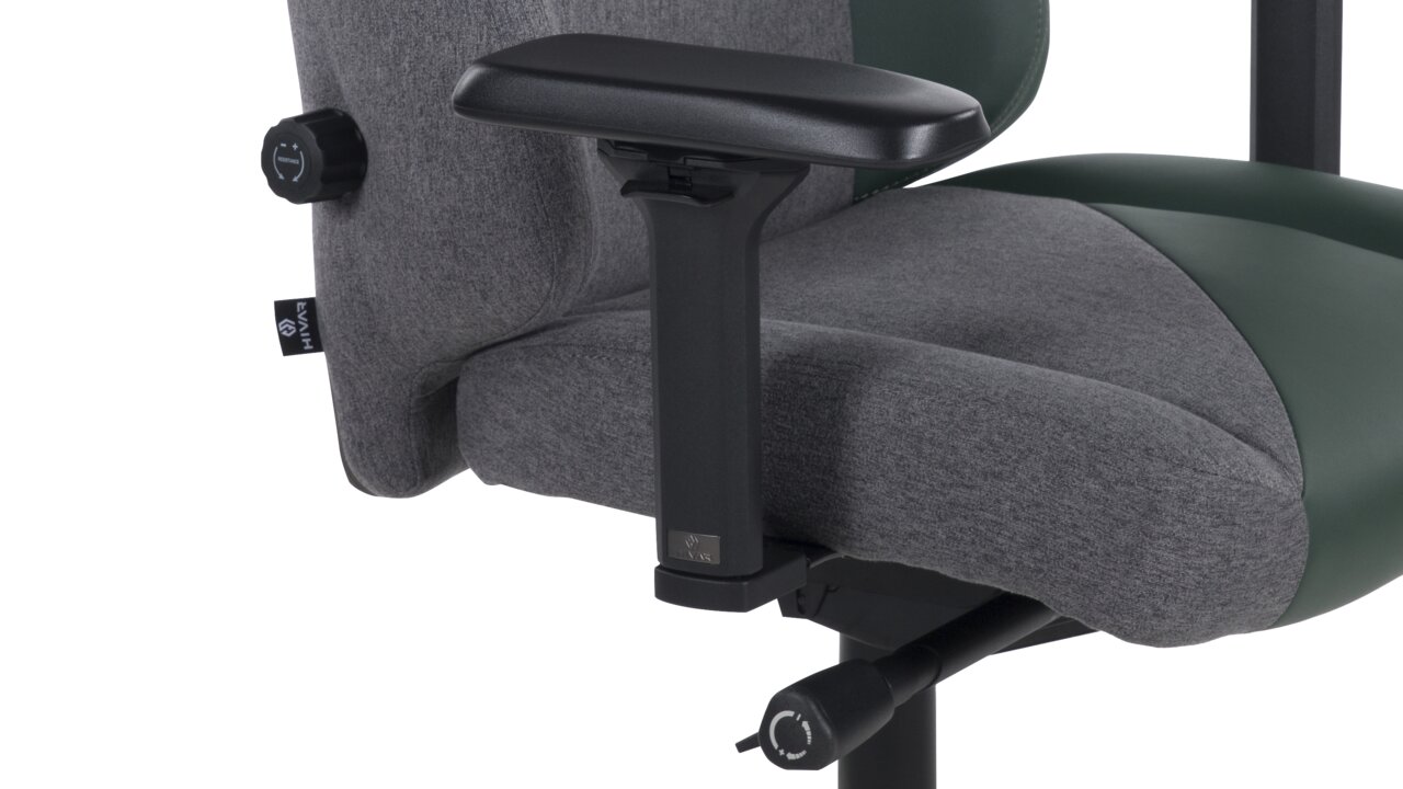 Nahaufnahme eines grauen und grünen Gaming-Stuhls mit verstellbarer Armlehne, seitlicher Perspektive