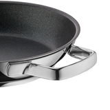 Nahaufnahme einer Pfanne mit Antihaftbeschichtung und Edelstahlgriff, seitliche Perspektive