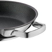 Nahaufnahme einer Pfanne mit Antihaftbeschichtung und Edelstahlgriff, seitliche Perspektive