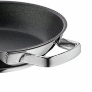 Nahaufnahme einer Pfanne mit Antihaftbeschichtung und Edelstahlgriff, seitliche Perspektive