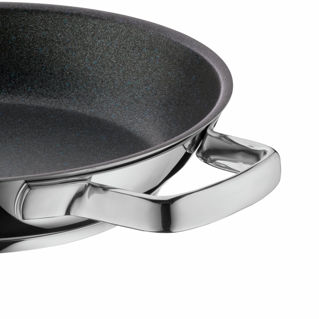 Nahaufnahme einer Pfanne mit Antihaftbeschichtung und Edelstahlgriff, seitliche Perspektive