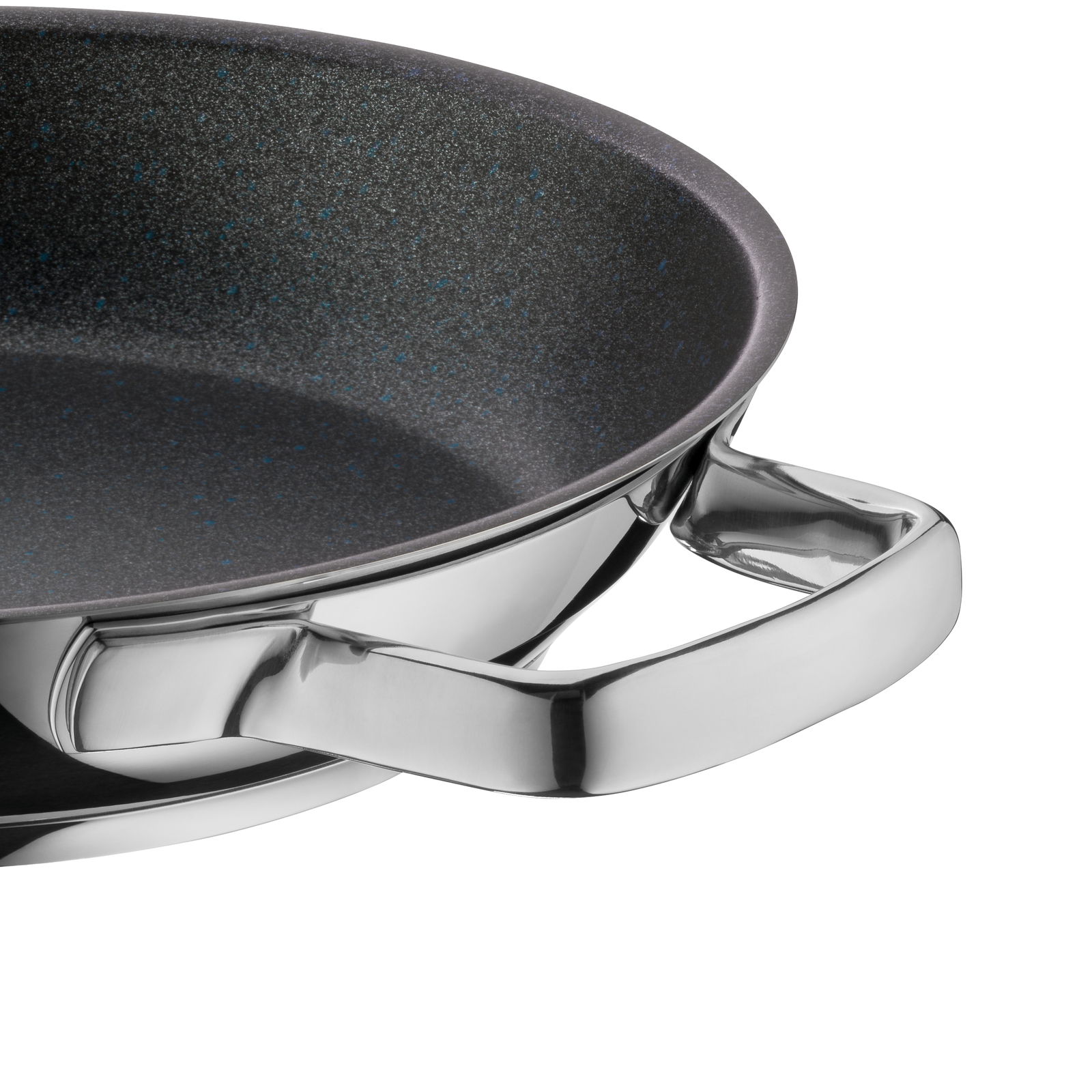 Nahaufnahme einer Pfanne mit Antihaftbeschichtung und Edelstahlgriff, seitliche Perspektive