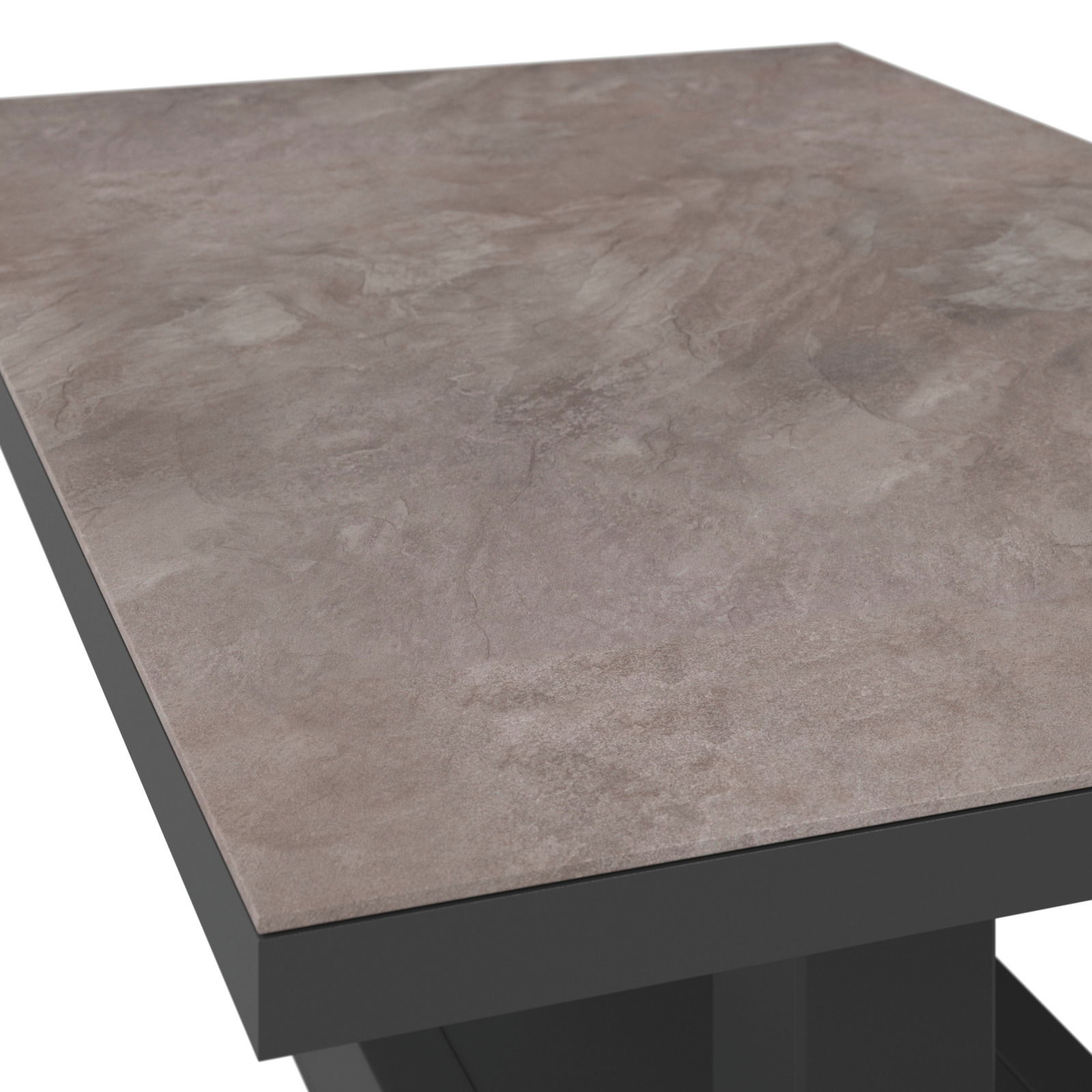 Nahaufnahme eines Gartentisches mit einer grauen, steinähnlichen Tischplatte und schwarzem Gestell, aus schräger Perspektive aufgenommen.