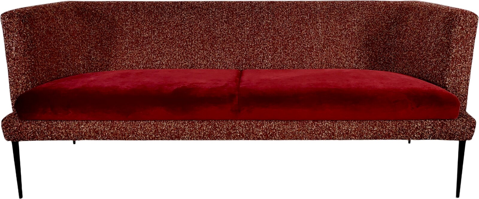 Modernes 2-Sitzer-Sofa mit braun meliertem Stoffbezug, bordeauxrotem Sitzkissen und schwarzen Metallbeinen, frontal in Seitenansicht freigestellt