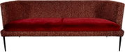 Modernes 2-Sitzer-Sofa mit braun meliertem Stoffbezug, bordeauxrotem Sitzkissen und schwarzen Metallbeinen, frontal in Seitenansicht freigestellt