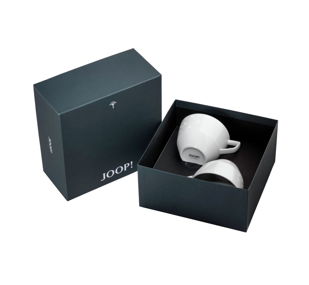 Twee witte kopjes in een elegante zwarte geschenkdoos, gezien van bovenaf, met het logo 'JOOP!' op de onderkant van de kopjes.