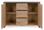 Frontale Ansicht eines modernen Sideboards aus Holz mit offenen Türen und Regalfächern.