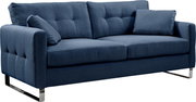 Blaues 2-Sitzer-Sofa mit Stoffbezug, gesteppter Rückenlehne, zwei Kissen und verchromten Kufenfüßen, schräg von vorne (Frontansicht leicht seitlich) freigestellt auf weißem Hintergrund