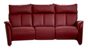 Rotes 3-Sitzer Trapezsofa aus Leder, frontal fotografiert