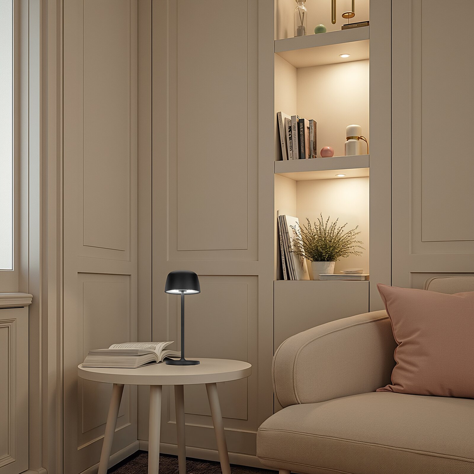 Schwarze, minimalistische LED-Tischleuchte auf rundem Beistelltisch neben Sofa, seitliche Perspektive im Wohnzimmer
