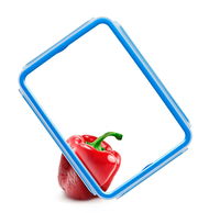 Blick von oben auf einen blauen CLIP & CLOSE Deckel mit einer roten Paprika darunter.