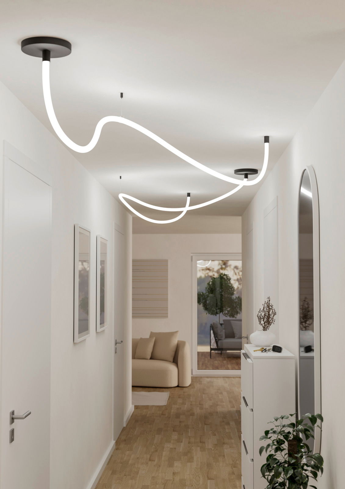 LED-Lichtschlauch an der Decke eines modernen Flurs, von der Seite betrachtet.