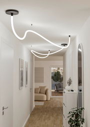 LED-Lichtschlauch an der Decke eines modernen Flurs, von der Seite betrachtet.