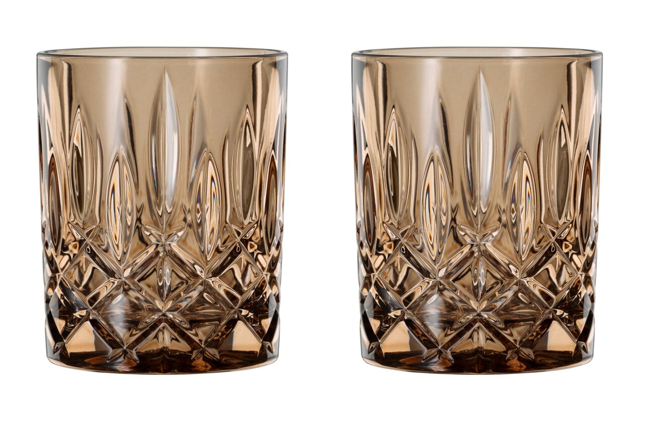 Zwei Whiskybecher im Set, aus Kristallglas mit einem eleganten, rauchigen Tabakton, frontal abgebildet.