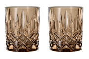 Zwei Whiskybecher im Set, aus Kristallglas mit einem eleganten, rauchigen Tabakton, frontal abgebildet.