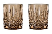 Een set van twee whiskyglazen, gemaakt van kristalglas met een elegante, rokerige tabakskleur, hier vooraanzicht.