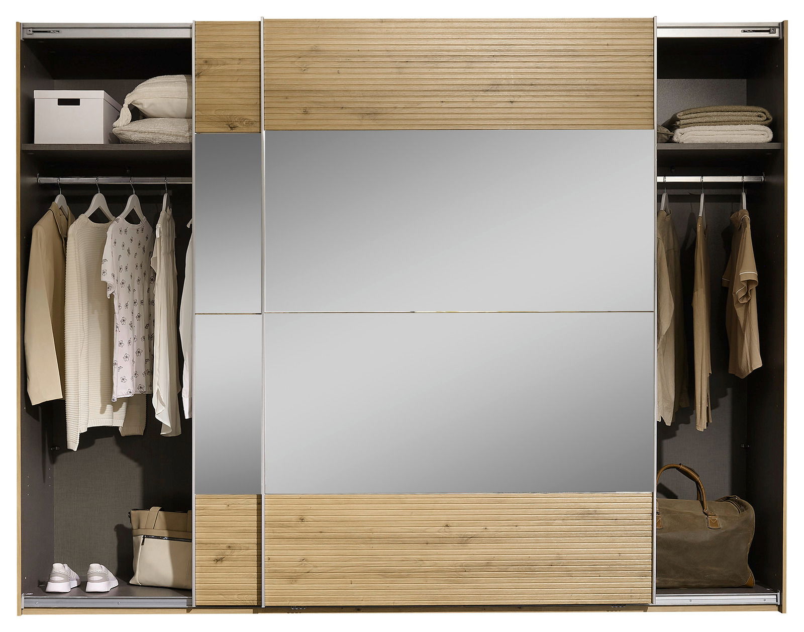 Schwebetürenschrank 2-türig mit Holz- und Spiegelelementen, teilweise geöffnet, zeigt Innenraum mit Kleidung und Accessoires, Frontalansicht