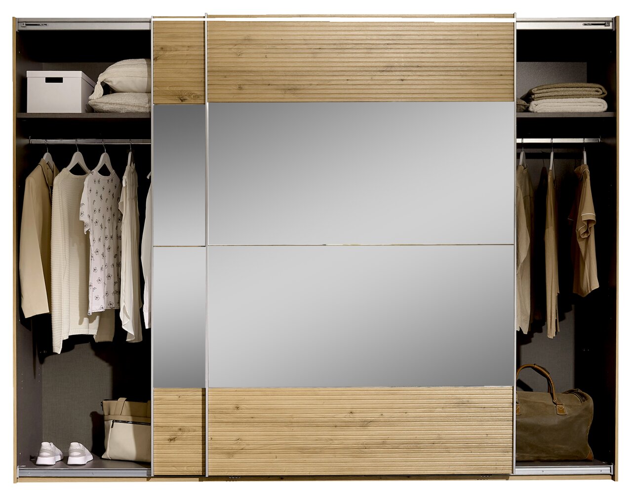 Schwebetürenschrank 2-türig mit Holz- und Spiegelelementen, teilweise geöffnet, zeigt Innenraum mit Kleidung und Accessoires, Frontalansicht