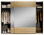 Schwebetürenschrank 2-türig mit Holz- und Spiegelelementen, teilweise geöffnet, zeigt Innenraum mit Kleidung und Accessoires, Frontalansicht