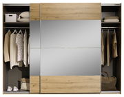 Schwebetürenschrank 2-türig mit Holz- und Spiegelelementen, teilweise geöffnet, zeigt Innenraum mit Kleidung und Accessoires, Frontalansicht