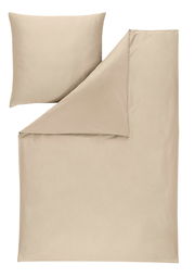 Beige Bettwäsche-Set bestehend aus einem Kissenbezug und einem Bettdeckenbezug, von oben betrachtet.