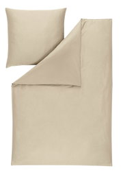 Beige beddengoedset bestaande uit een kussensloop en een dekbedovertrek, gezien van bovenaf.
