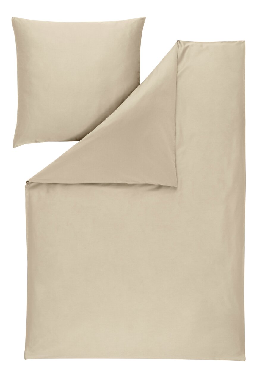 Beige beddengoedset bestaande uit een kussensloop en een dekbedovertrek, gezien van bovenaf.