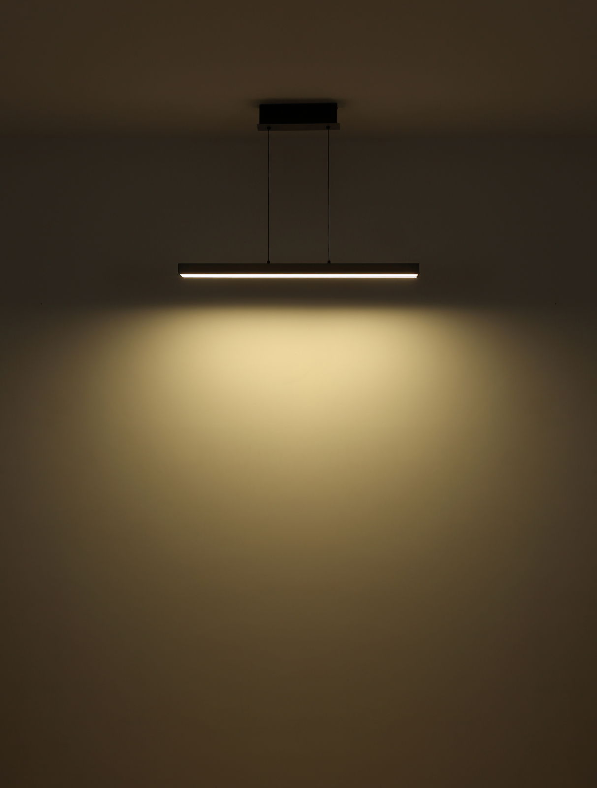 Moderne Hängeleuchte ETHAN von Globo Lighting, seitliche Perspektive, leuchtet warmes Licht an die Wand.