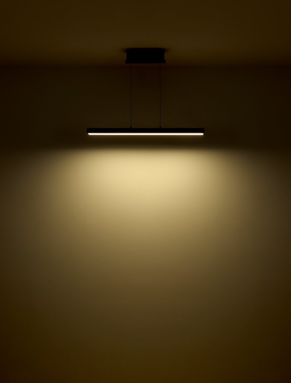 Moderne Hängeleuchte ETHAN von Globo Lighting, seitliche Perspektive, leuchtet warmes Licht an die Wand.