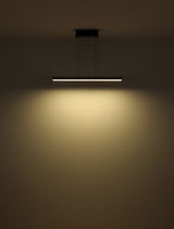Moderne Hängeleuchte ETHAN von Globo Lighting, seitliche Perspektive, leuchtet warmes Licht an die Wand.