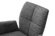 Grauer Sessel mit gepolsterter Rückenlehne und Armlehne, seitliche Perspektive